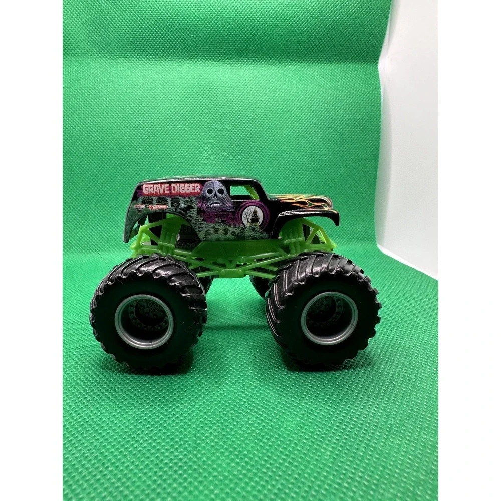 Hot Wheels Grave Digger 1:64 Monster Jam Monster Trucks Die cast Unknown Series